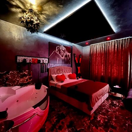 Love Room Bukarest Eksteriør billede